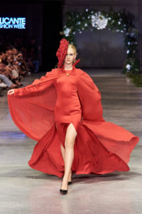 Desfiles / Pasarelas 17 modelo desfilando desfile de moda fotógrafo en alicante