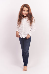 modelo infantil sesión test en estudio por fotógrafo en alicante