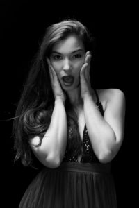 retrato modelo blanco y negro en estudio por fotógrafo en alicante