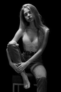 retrato modelo en blanco y negro en estudio por fotógrafo en alicante